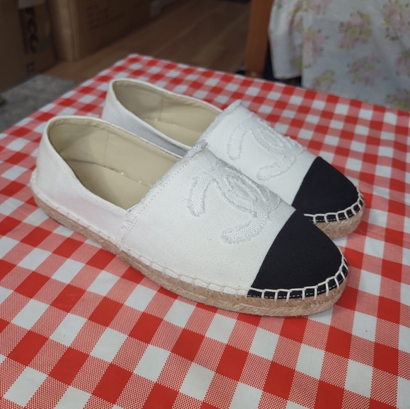 Excellent Condition Chanel White & Black Size 6.5 Espadrilles. ๐ - Picture 4 of 16